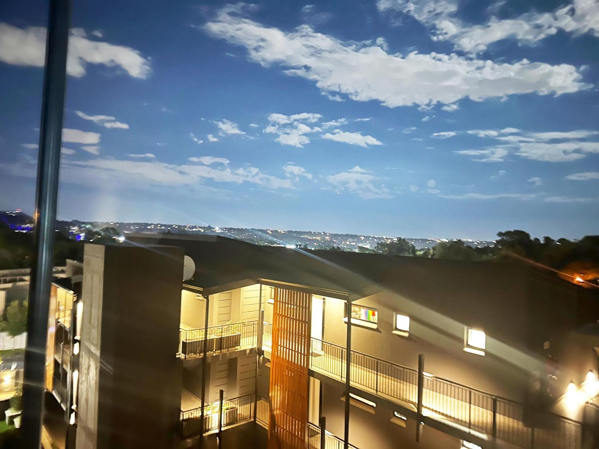 Hyde Park Sandton Luxury 2br Floor * Johannesburg