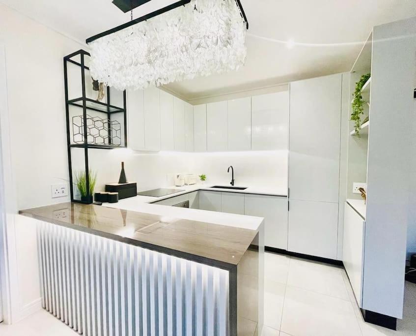 Hyde Park Sandton Luxury 2br Floor * Johannesburg